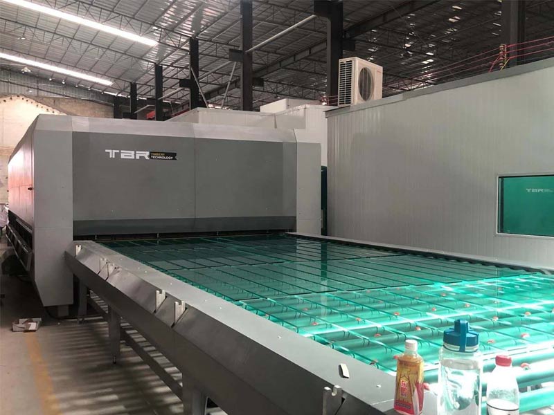 山市遠博(bó)玻璃有限公司:TG2460(3.3mm滿柵)第二台鋼化生產線順利投(tóu)產 山市遠博玻璃有限公司:TG2460(3.3mm滿柵)第二台(tái)鋼(gāng)化(huà)生產線順利投產